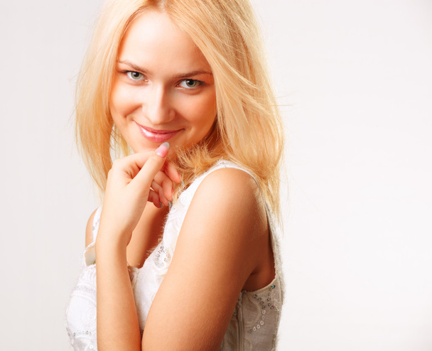 Smiling woman posing in studio - Fotoğraf, Görsel