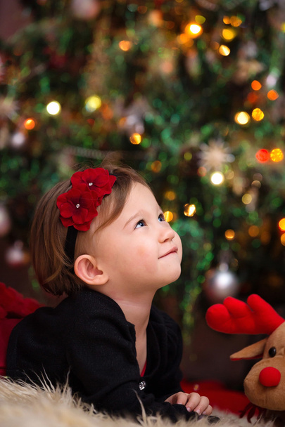 Baby Girl Under Christmas Tree - Foto, imagen