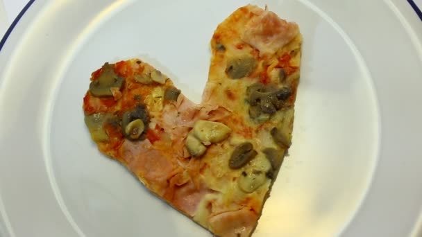 Πίτσα σε σχήμα καρδιάς με μανιτάρια και ζαμπόν - Πλάνα, βίντεο
