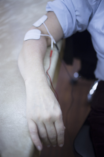 Rehabiliación de la fisioterapia del brazo del paciente por lesión
 - Foto, imagen