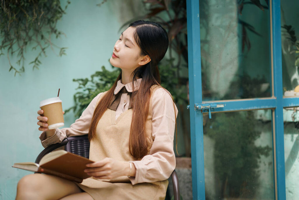 Девушка читает в кофейне - Фото, изображение