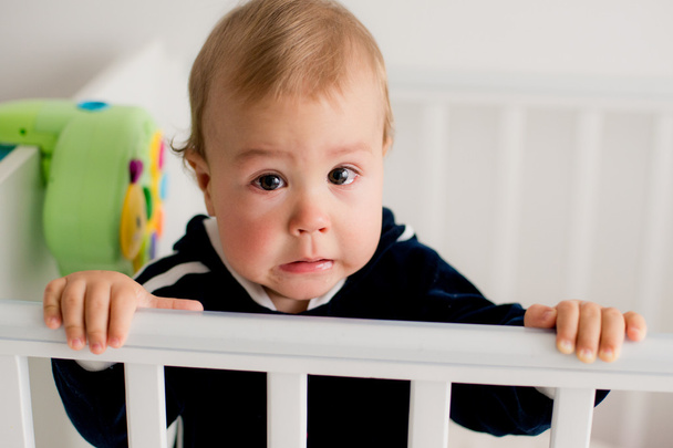 baby crying in the crib - Zdjęcie, obraz