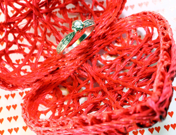 herzförmiges rotes Gefäß und ein großer Diamant-Verlobungsring - Foto, Bild