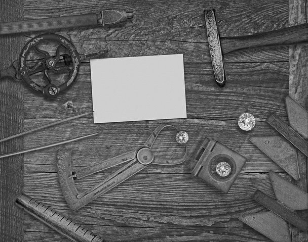 Винтажные инструменты и бриллианты
 - Фото, изображение