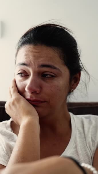 Λυπημένη γυναίκα που κλαίει απελπισμένη. Πορτρέτο ενός ατόμου που απασχολείται σε δύσκολους καιρούς. Γυναικεία ανησυχία άγχος συναίσθημα σε κάθετη βίντεο - Πλάνα, βίντεο