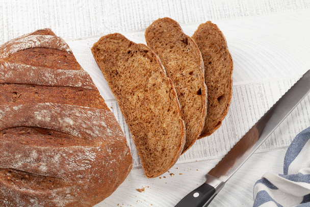 Hausgemachtes Brot in Scheiben auf Holztisch. Flache Lage - Foto, Bild