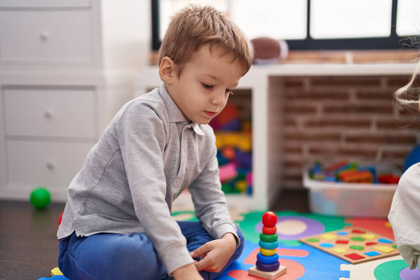 Adorável criança brincando com jogo de matemática sentado no chão no jardim de infância - Foto, Imagem
