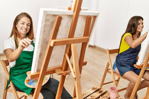 Μητέρα και κόρη χαμογελώντας αυτοπεποίθηση σχέδιο στο στούντιο τέχνης - Φωτογραφία, εικόνα