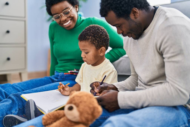 Africká americká rodina kresba na notebook sedí na podlaze doma - Fotografie, Obrázek