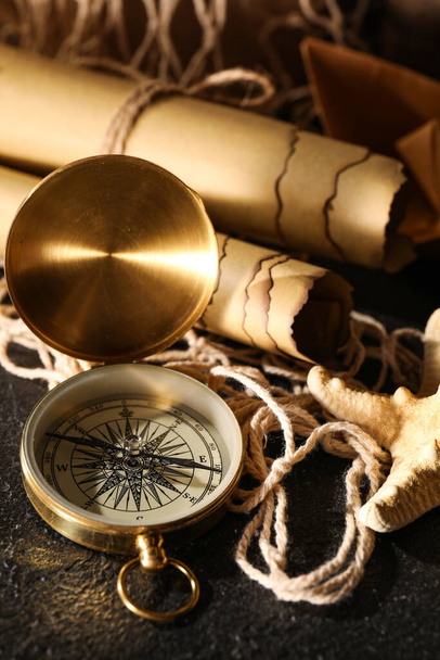Zlatý kompas, provaz a hvězdice na tmavém pozadí - Fotografie, Obrázek