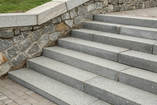 Dışarıdaki granit merdivenlerin manzarası - Fotoğraf, Görsel