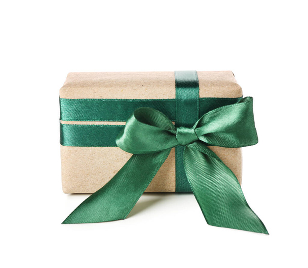 Подарункова коробка прив'язана зеленою стрічкою на білому тлі
 - Фото, зображення