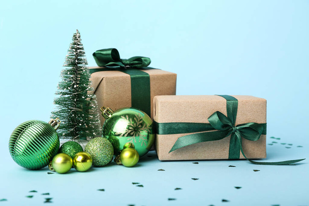 Komposition mit Weihnachtsgeschenken und schönen Dekorationen auf farbigem Hintergrund - Foto, Bild