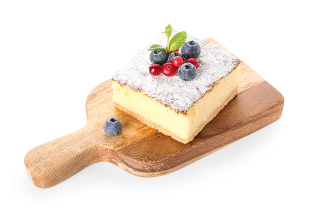 Доска с кусочком сырного пирога и ягодами на белом фоне - Фото, изображение