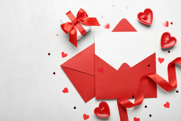 Üres levél, ajándék és szív fehér háttérrel. Valentin-napi ünneplés - Fotó, kép