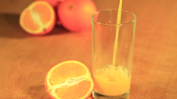 Jugo de naranja con una mitad de fruta
 - Metraje, vídeo