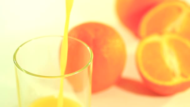 Ποτήρι με χυμό πορτοκαλιού σε κοντινό πλάνο - Πλάνα, βίντεο