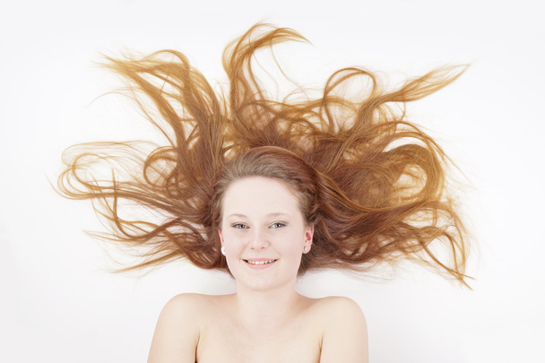 mujer joven con el pelo largo - Foto, Imagen