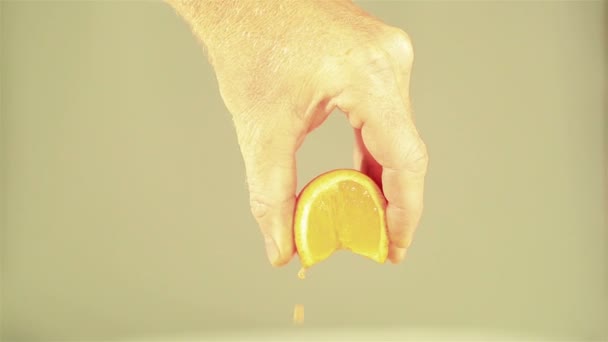 kezét a férfi tömöríteni egy narancssárga szegmens közelről - Felvétel, videó