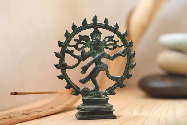 Shiva escultura dança mais incenso e pedras no interior quente - Foto, Imagem
