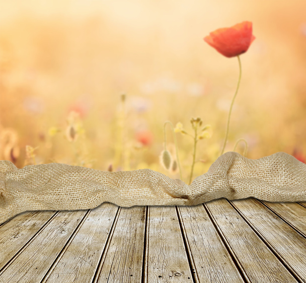 Tavolo vuoto sul campo di fiori di papavero
 - Foto, immagini