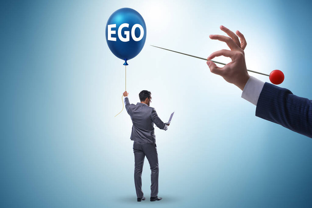 Zakenman in het excessieve ego concept - Foto, afbeelding