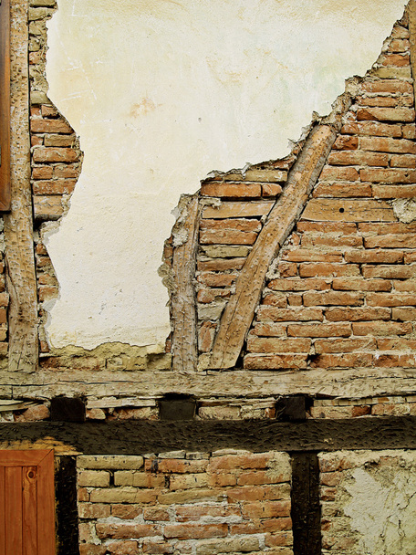 παλιό τείχος του ξύλινη κατασκευή με τούβλα - Φωτογραφία, εικόνα