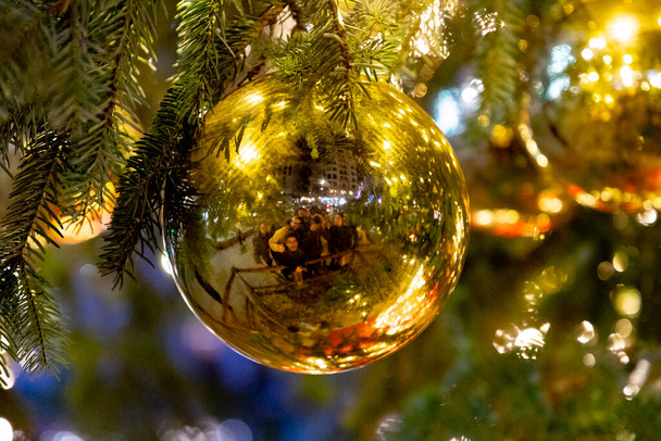 Abeto. Navidad. Árbol de Navidad con las luces encendidas, situado en la Plaza de España de Madrid, en medio de la calle donde cualquiera puede verlo mientras camina. Navidad 2022. - Foto, Imagen