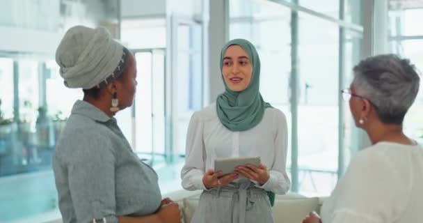 Zakelijke bijeenkomst, team en moslim vrouw met tablet voor marketing ideeën, b2b netwerken en communicatie voor diversiteit, inclusie en gelijkheid. Gelukkige medewerkers en manager glimlach voor digitale strategie. - Video