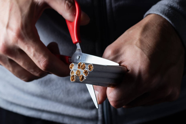 Parar de fumar conceito - close-up de tesoura cortar muitos cigarros. - Foto, Imagem