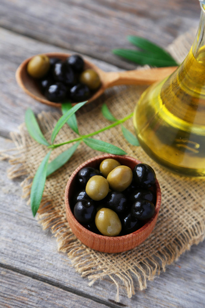 Green and black olives in bowl - Фото, зображення
