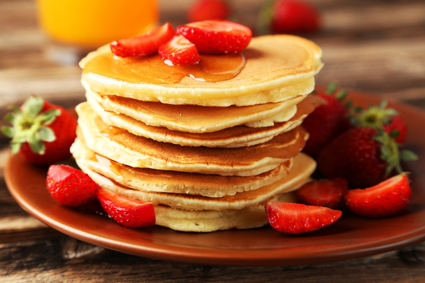 Delicious pancakes with strawberries - Foto, Imagen