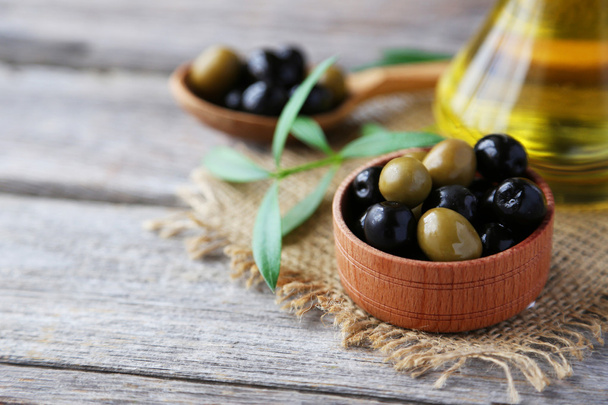 Green and black olives in bowl - Фото, зображення