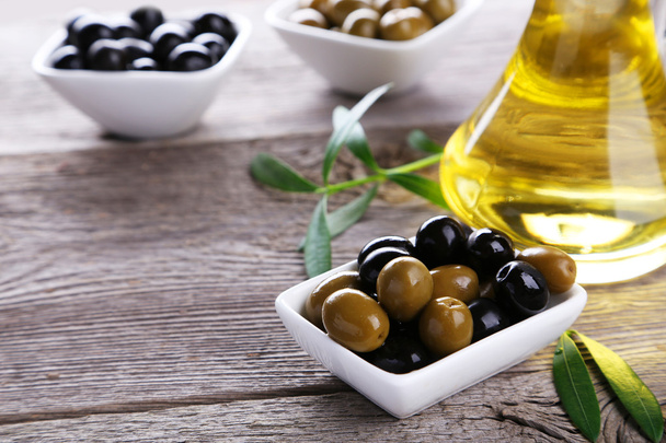 Green and black olives - Фото, изображение