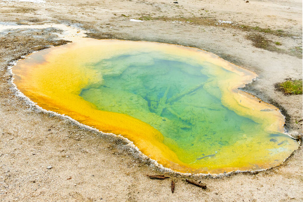malerischer neblig kochender Brunnenfarbtopf im Yellow Stone Nationalpark am Brunnenfarbtopfweg, USA - Foto, Bild