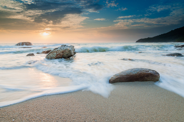 Meereswellen schlagen gegen Felsen am Strand - Foto, Bild