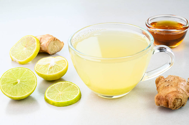 Podawanie cytrynowej herbaty miodowej w szklanej filiżance - Zdjęcie, obraz