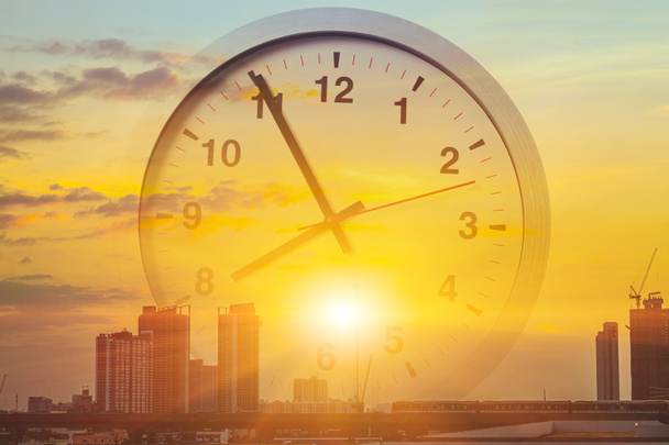 Міський ранковий бізнес - концепція робочих годин. Сонячне проміння в метрополітені, над яким здіймається годинник.. - Фото, зображення