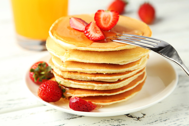 Delicious pancakes with strawberries - Photo, Image