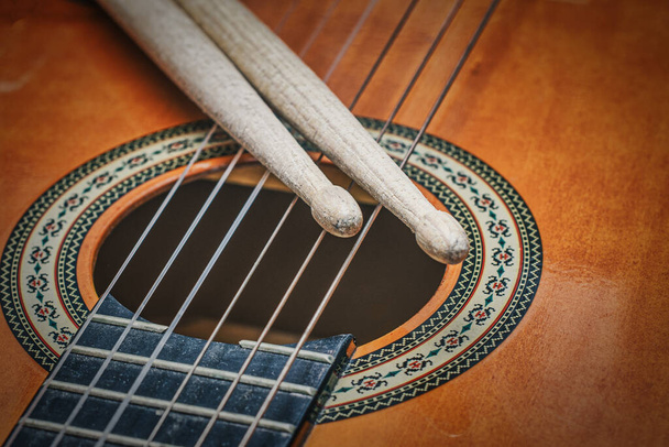Tambores apoyados sobre cuerdas de guitarra - Foto, imagen