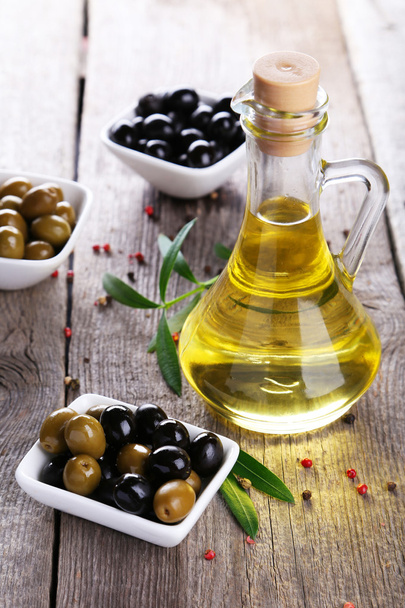 Green and black olives - Фото, зображення