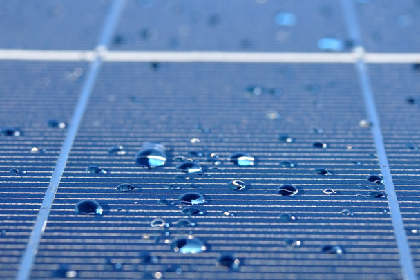 太陽電池パネルに水のしずく - 写真・画像