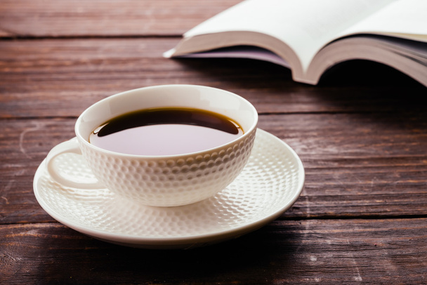 Чашка кофе на деревянном фоне - Фото, изображение
