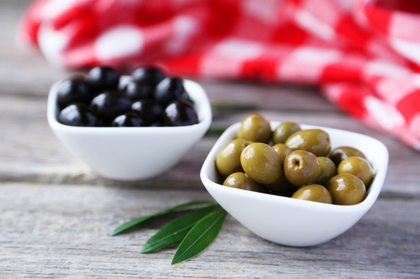 Green and black olives in bowl - Foto, imagen