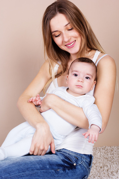 Felice giovane madre con il suo piccolo figlio
 - Foto, immagini