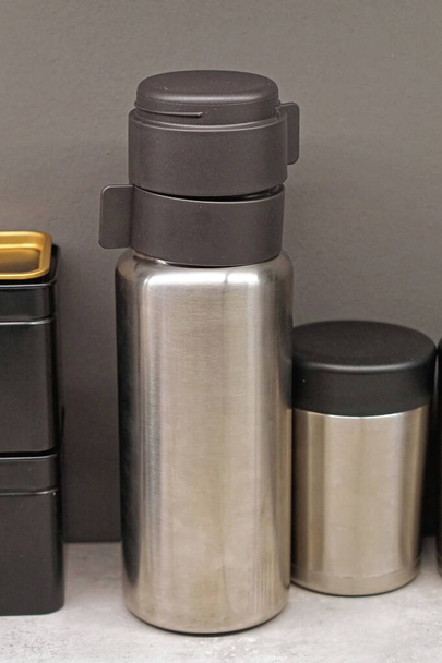 Изолированная вакуумная бутылка из нержавеющей стали с чашками повторного использования - Фото, изображение
