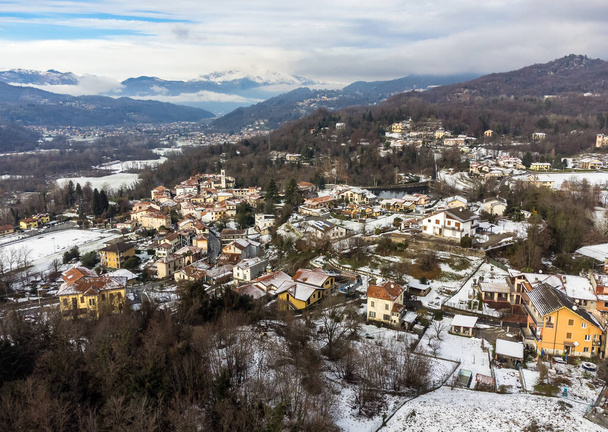 Luftaufnahme des kleinen italienischen Dorfes Ferrera di Varese in der Wintersaison, in der Provinz Varese, Lombardei, Italien - Foto, Bild