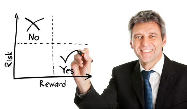 zakenman tekening van een risico-beloning-diagram - Foto, afbeelding