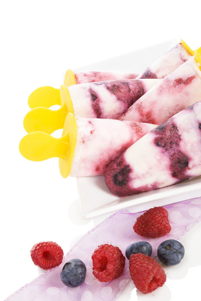 Gelo de frutas com fruta fresca isolada sobre fundo branco
. - Foto, Imagem