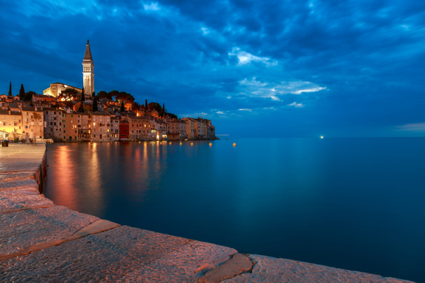 Ciudad vieja de Rovinj en la costa del mar Adriático de Croacia
 - Foto, Imagen